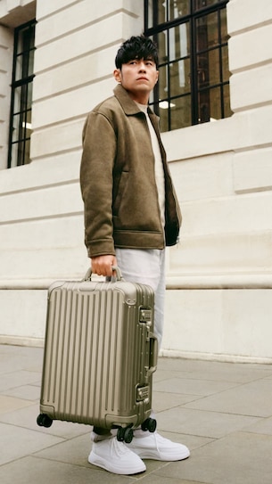 Jay Chou avec une valise Original Cabin de couleur titanium