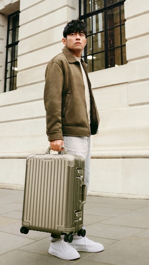 Jay Chou with an Original Cabin suitcase in titanium