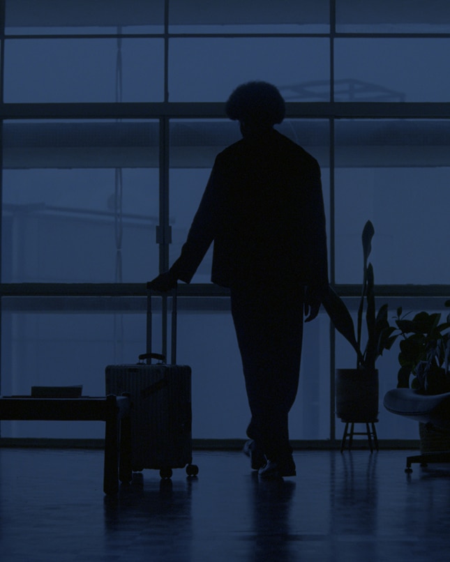 Photo of a man with a Rimowa Classic suitcase