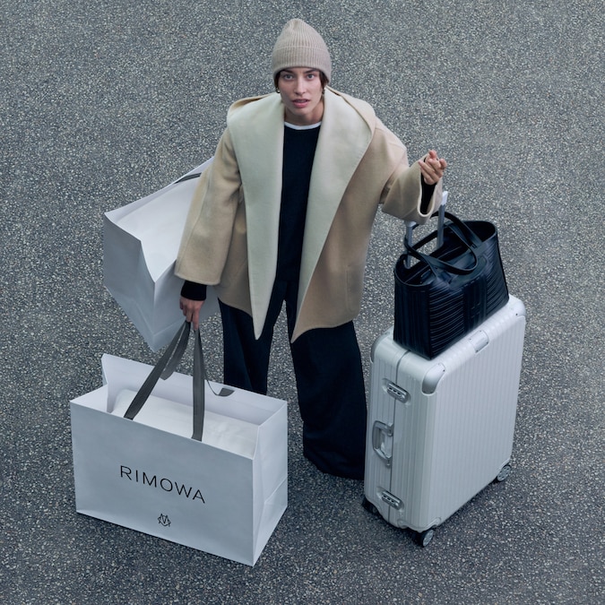 Imagen de una mujer con un bolso de RIMOWA