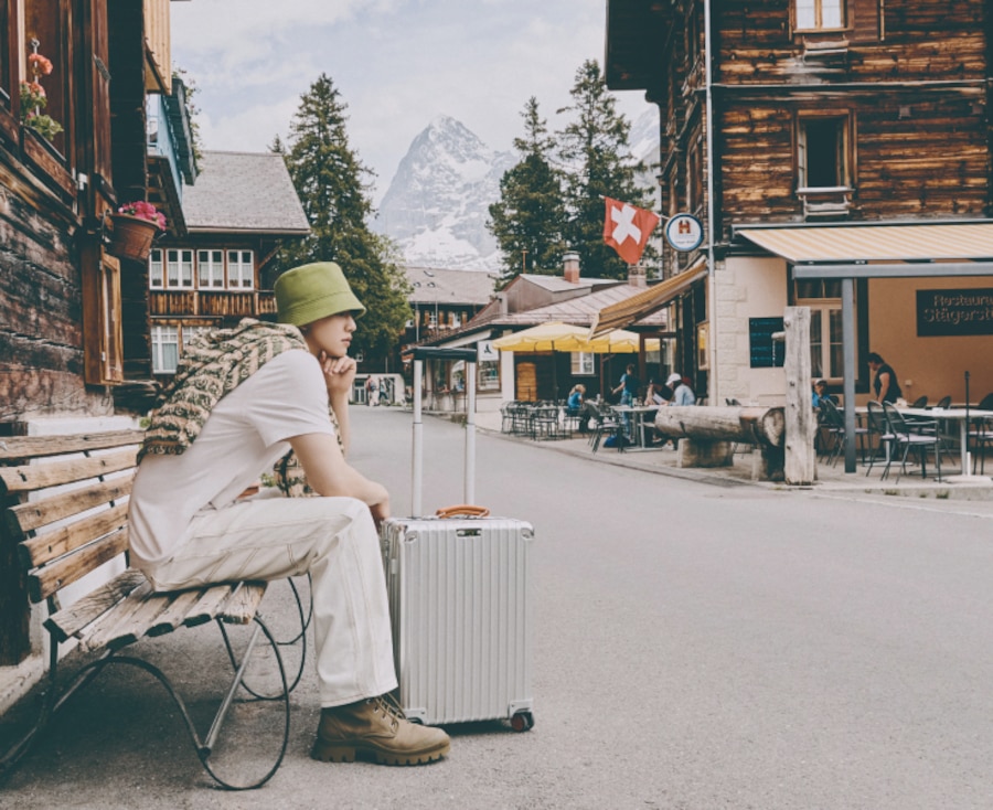 RIMOWA 클래식 컬렉션을 선보인 배우 송강의 노블레스 화보