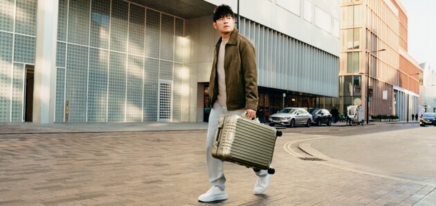 Jay Chou avec une valise Original Cabin de couleur titanium