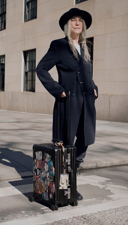 Patti Smith mit dem RIMOWA Classic Aluminium Koffer in Schwarz