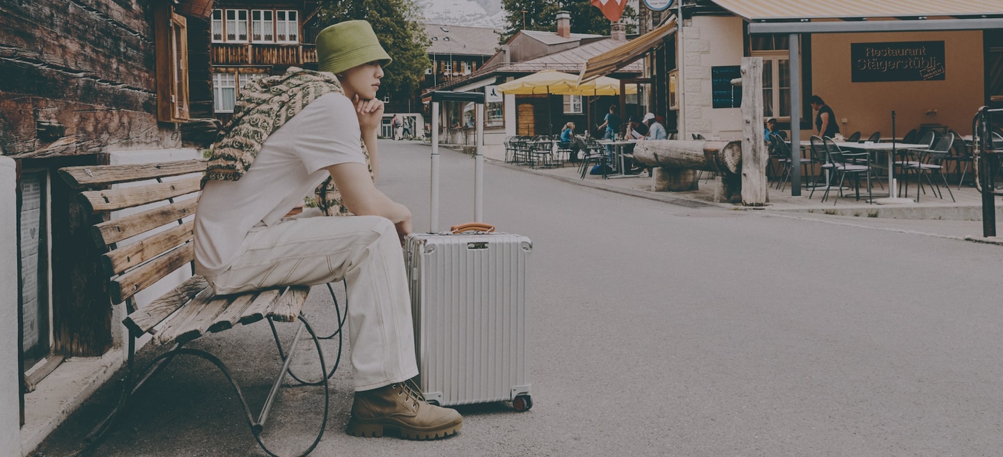 RIMOWA 클래식 컬렉션을 선보인 배우 송강의 노블레스 화보