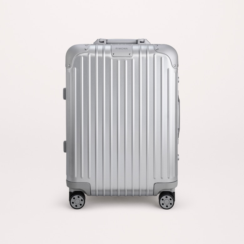 Une valise Original Cabin silver qui porte l'empreinte du temps