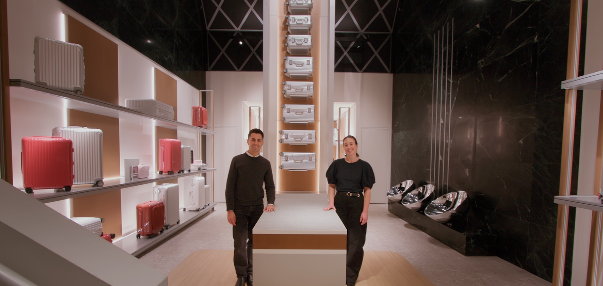 Discover RIMOWA live shopping show and immerge yourself in a memorable experience