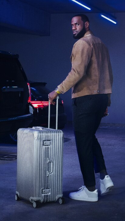 LeBron James mit dem RIMOWA Original Koffer in Silber