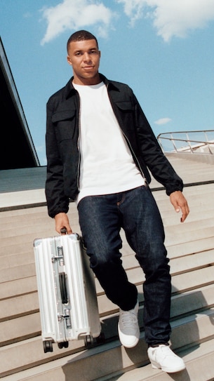 Kylian Mbappé met een Classic Cabin koffer in zilver