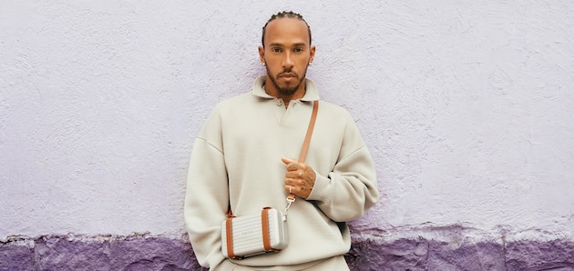 Lewis Hamilton avec un sac bandoulière Personal argent