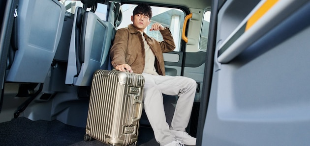 Jay Chou mit einem Original Cabin Koffer in titan