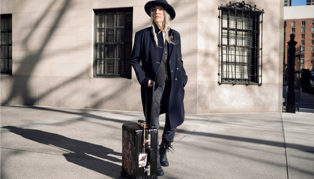Patti Smith mit dem RIMOWA Classic Cabin Koffer in Schwarz