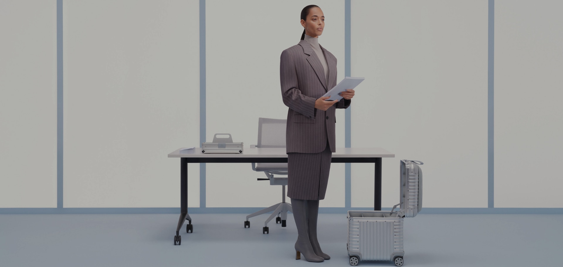 Picture of model with RIMOWA Vitra Aluminium Stool Picture of model with RIMOWA Vitra Aluminium Stool