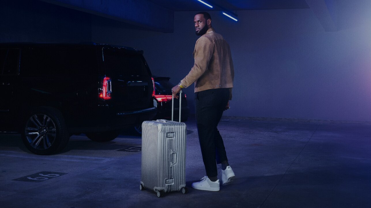 LeBron James mit dem RIMOWA Original Koffer in Silber