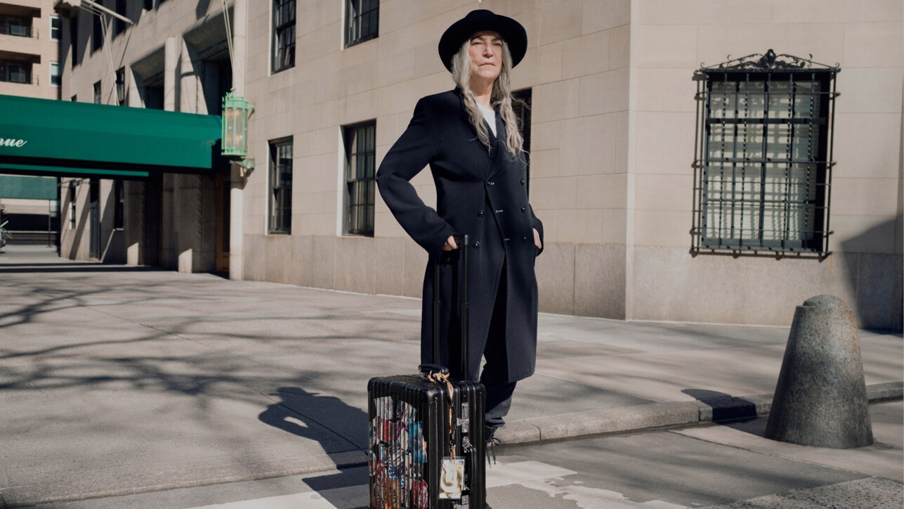 Patti Smith mit dem RIMOWA Classic Aluminium Koffer in Schwarz