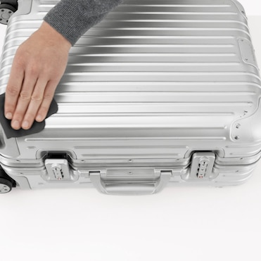 How to clean an aluminium suitcase