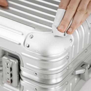 Clean your aluminium luggage easily with the RIMOWA Care cream