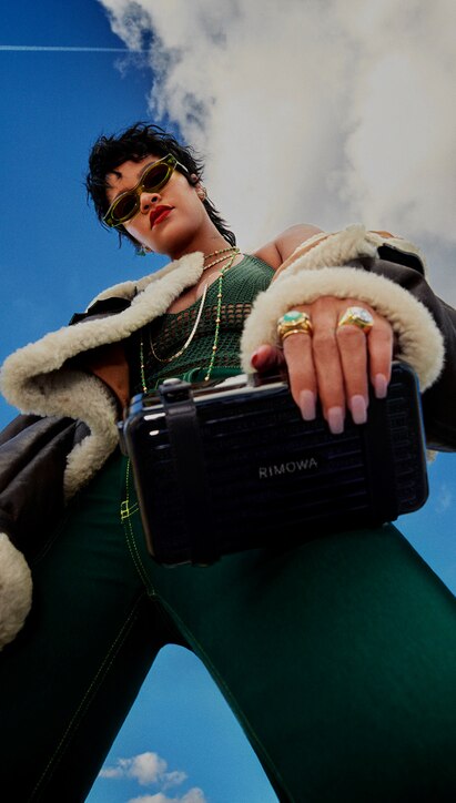 Rihanna mit der RIMOWA Personal Umhängetasche aus Polycarbonat in Schwarz