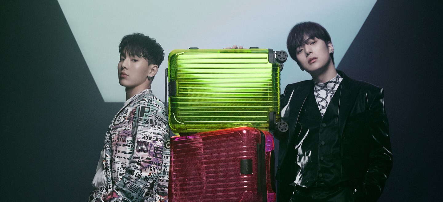 RIMOWA Neon 컬렉션을 선보인 셔누 & 민혁의 더블유 코리아 화보