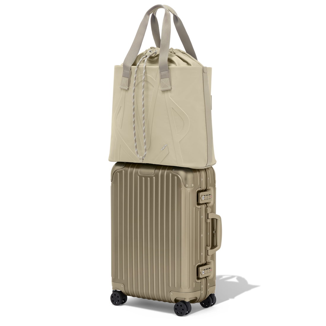 ECONYL®ナイロン製 Signature スライディング トート サンド